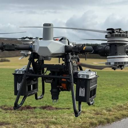 DJI FlyCart 100 en vol, treuillant une charge